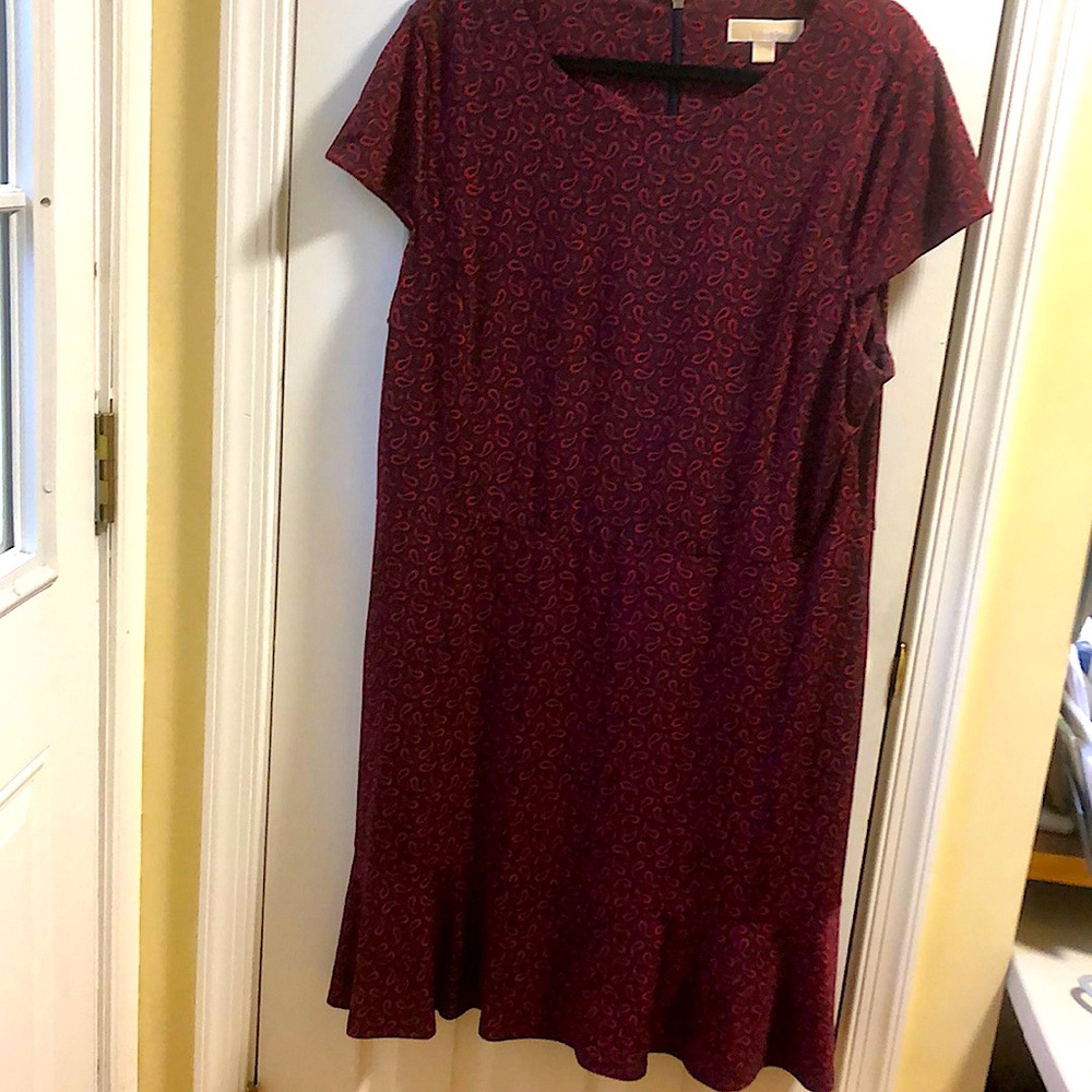 Cap sleeves, ruffle bottom.Stretchy fabric (100% polyester)